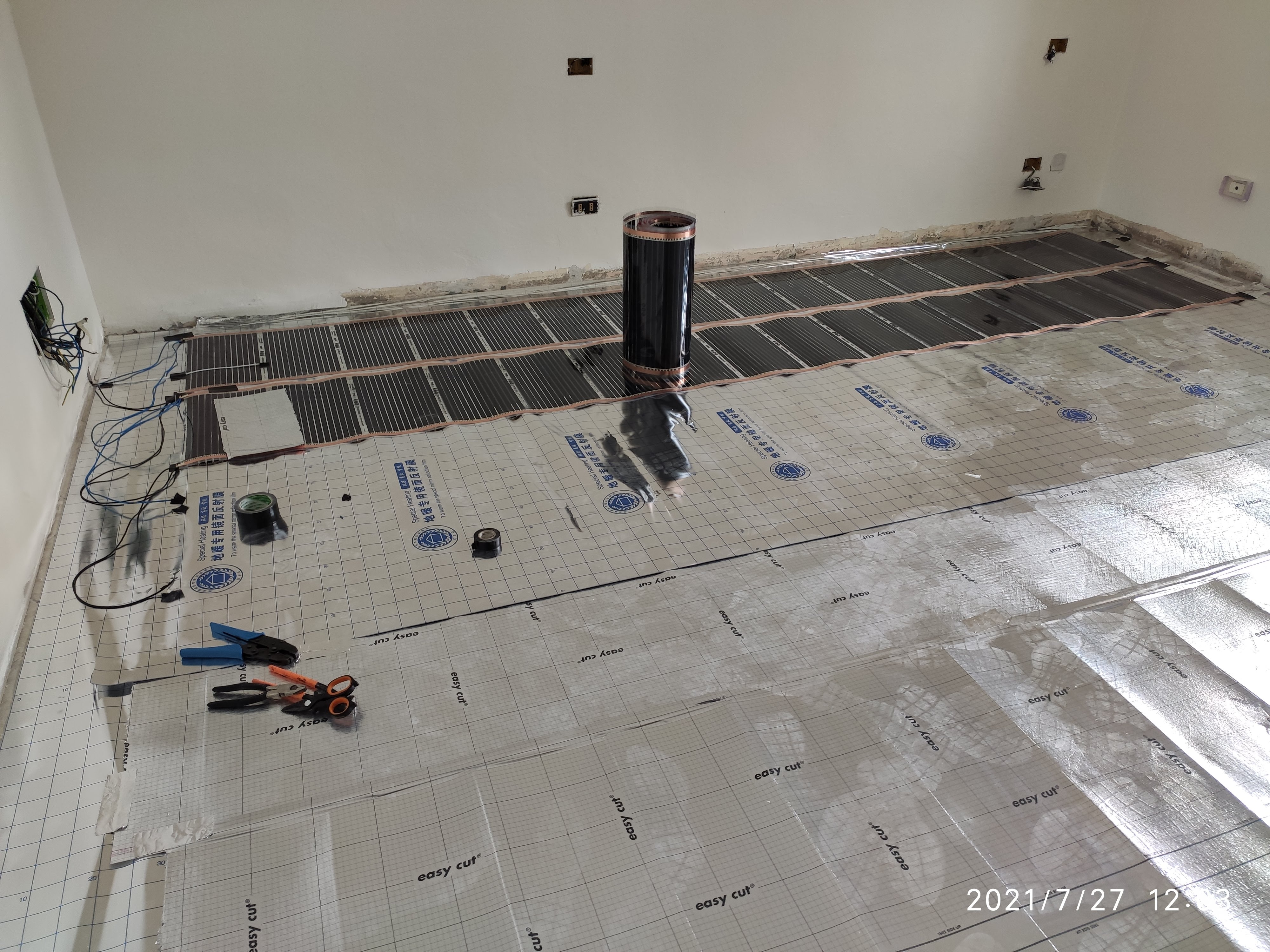 Posa isolante e pellicola riscaldante su vecchie piastrelle